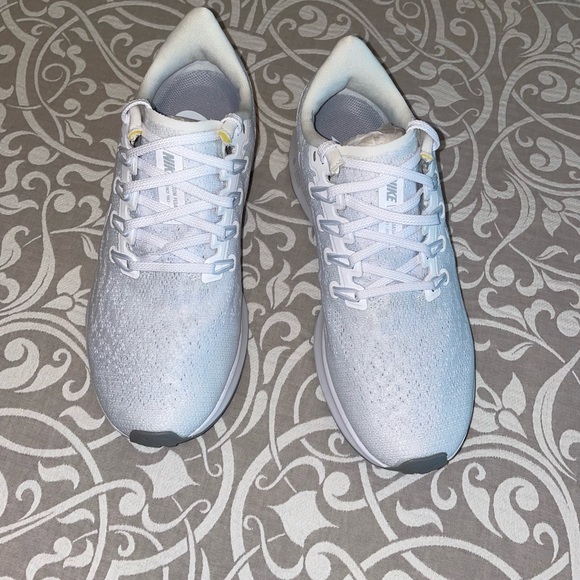 Brand new women white nike shoes - Picture 2 of 13